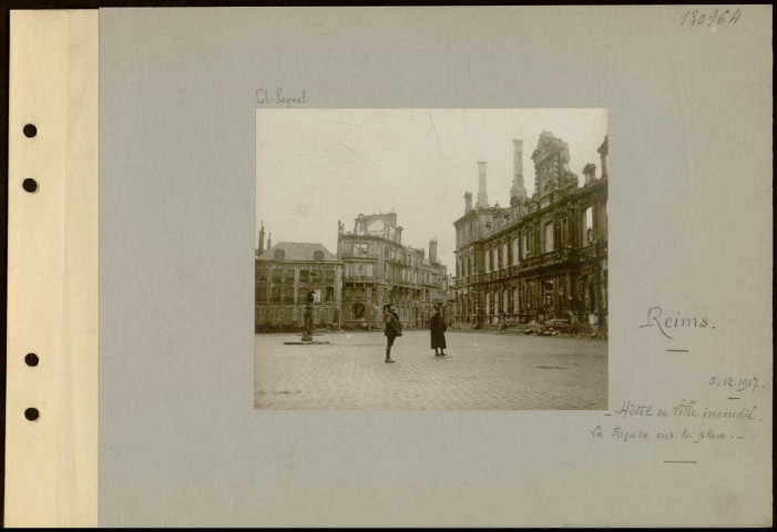 Reims. Hôtel de ville incendié. La façade sur la place