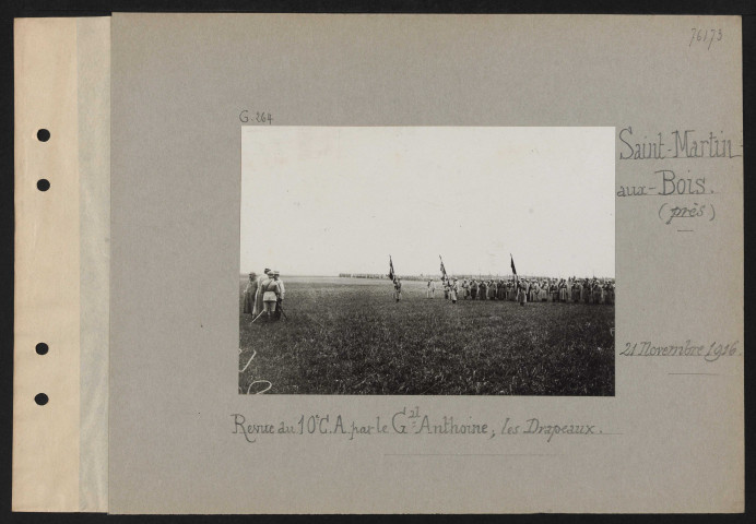 Saint-Martin-aux-Bois (près). Revue du 10e CA par le général Anthoine ; les drapeaux
