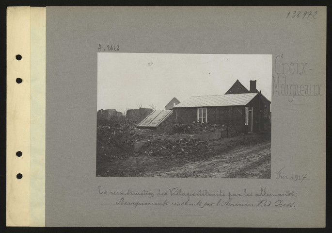 Croix-Moligneaux. La reconstruction des villages détruits par les Allemands ; baraquements construits par l'American Red Cross