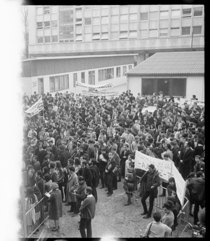 Mai 1968 : manifestation du 2 mai et assemblée d'étudiants. Meeting du MRAP