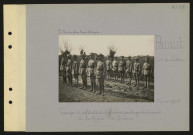 Pacaut (sud-ouest de Lestrem). Groupe de soldats et d'officiers portugais décorés de la croix de guerre