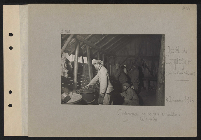 Forêt de Compiègne (près La Croix Saint-Ouen). Cantonnement de soldats annamites : la cuisine