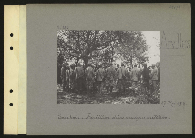Arvillers. Sous bois : répétition d'une musique militaire