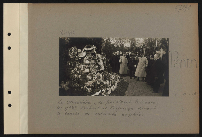 Pantin. Le cimetière. Le président Poincaré, les généraux Dubail et Duparge devant la tombe de soldats anglais