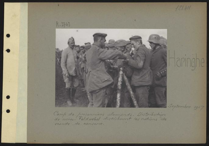 Haringhe. Camp de prisonniers allemands. Distribution de vivres. Feldwebel distribuant les rations de viande de conserve