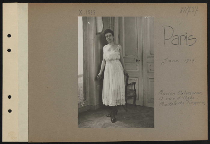 Paris. Maison Calvayrac 12 rue d'Uzès. Modèle de lingerie