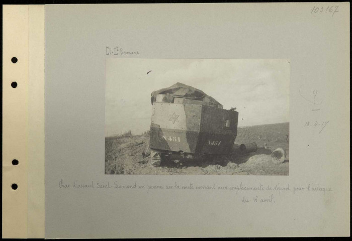 Dans l'Aisne. Char d'assaut Saint-Chamond en panne sur la route menant aux emplacements de départ pour l'attaque du 16 avril