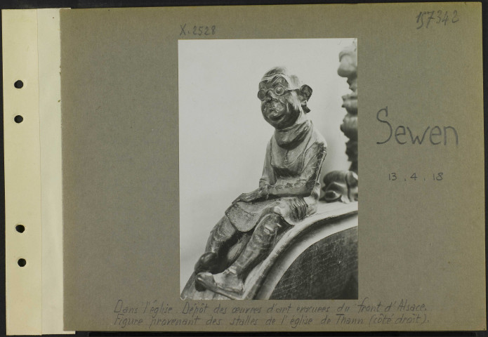 Sewen. Dans l'église. Dépôt des œuvres d'art évacuées du front d'Alsace. Figure provenant des stalles de l'église de Thann (côté droit)
