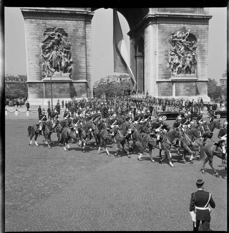Défilé à l'Arc de Triomphe : le général de Gaulle et Michel Debré en voiture et la Garde républicaine à cheval