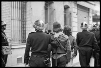 Le Centenaire de la Commune : arrestation de jeunes. Meeting de l'AJS avec Charles Berg. Défilé du Parti communiste pour la Commune