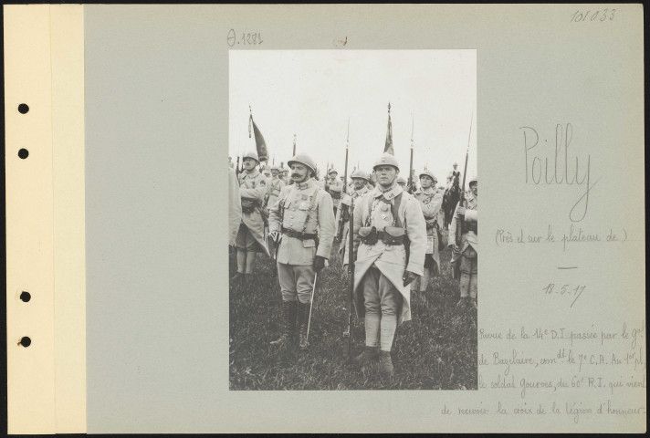 Poilly (près et sur le plateau de). Revue de la 14e DI passée par le général de Bazelaire commandant le 7e CA. Au premier plan, le soldat Gourves, du 60e RI qui vient de recevoir la croix de la Légion d'honneur