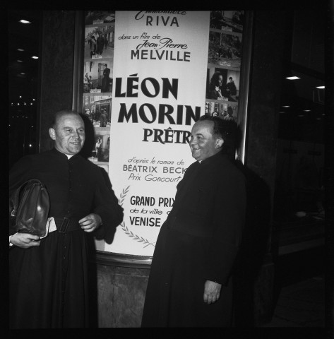 Prêtres posant devant l'affiche du film « Léon Morin prêtre ». Johnny Hallyday sur scène