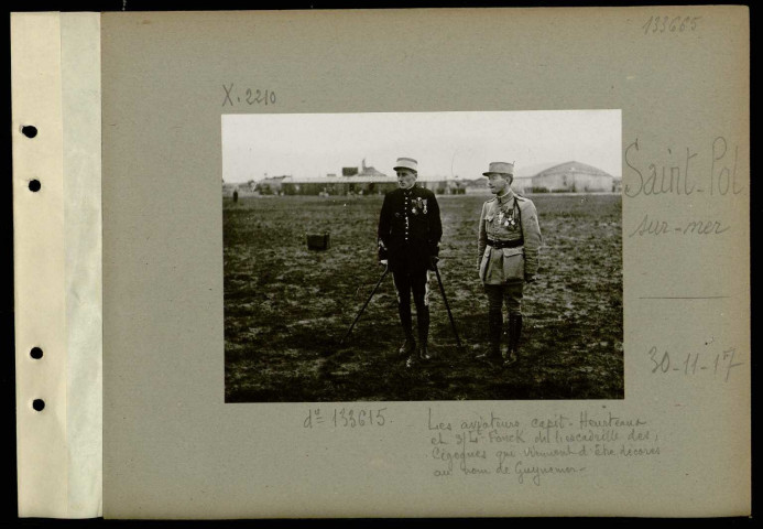 Saint-Pol-sur-Mer. Camp d'aviation. Prise d'armes de la 1ère armée en l'honneur de Guynemer sur le terrain d'où l'aviateur s'est envolé pour la dernière fois le 11-9-17. Les aviateurs capitaine Heurtaux et sous-lieutenant Fonck de l'escadrille des, Cigognes qui viennent d'être décorés au nom de Guynemer