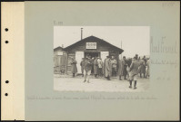 Mont Frenet (près et au nord-est de Cuperly). Hôpital d'évacuation d'armée. Mission russe visitant l'hôpital. La mission sortant de la salle des douches