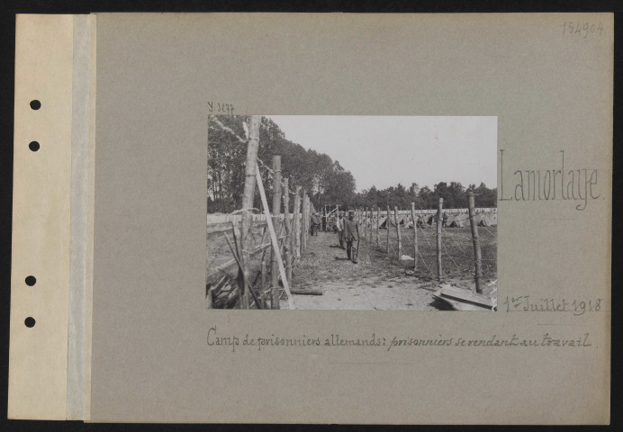Lamorlaye. Camp de prisonniers allemands : prisonniers se rendant au travail