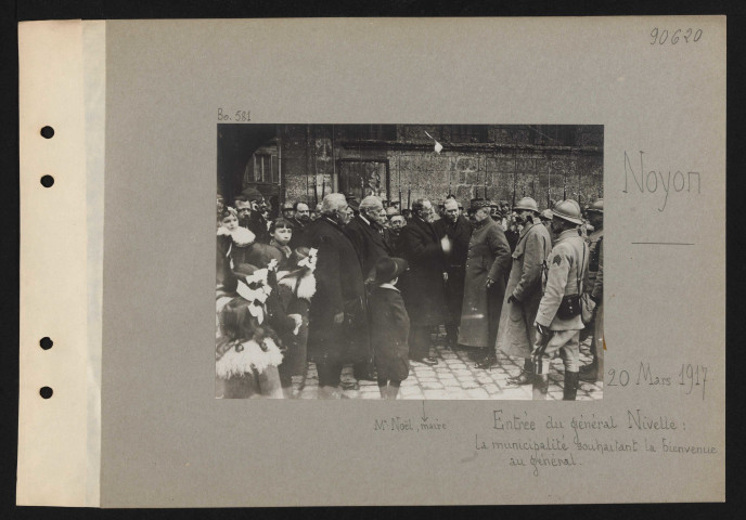 Noyon. Entrée du général Nivelle : la municipalité souhaitant la bienvenue au général