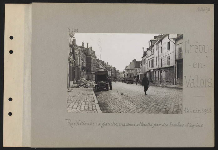 Crépy-en-Valois. Rue nationale : à gauche, maisons atteintes par des bombes d'avions