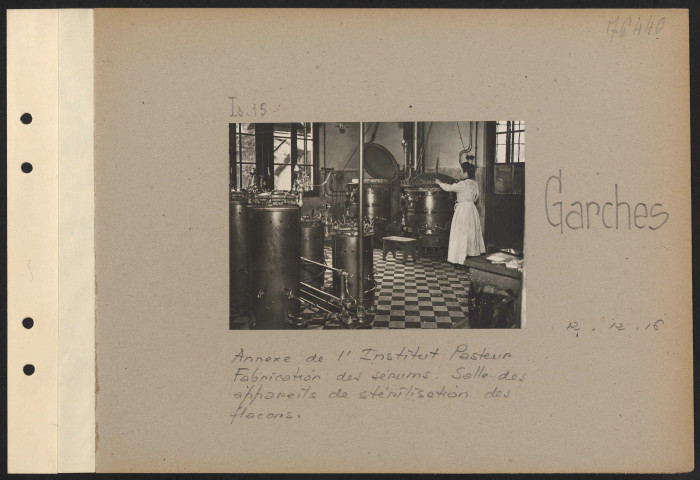 Garches. Annexe de l'Institut Pasteur. Fabrication des sérums. Salle des appareils de stérilisation des flacons
