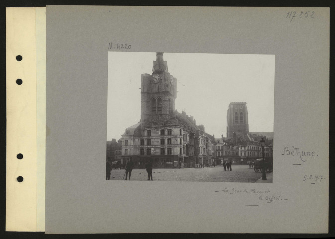Béthune. La grande place et le beffroi