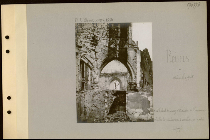 Reims. Rue Robert de Coucy, numéro 10. Restes de l'ancienne "salle capitulaire". L'arcature en partie dégagée