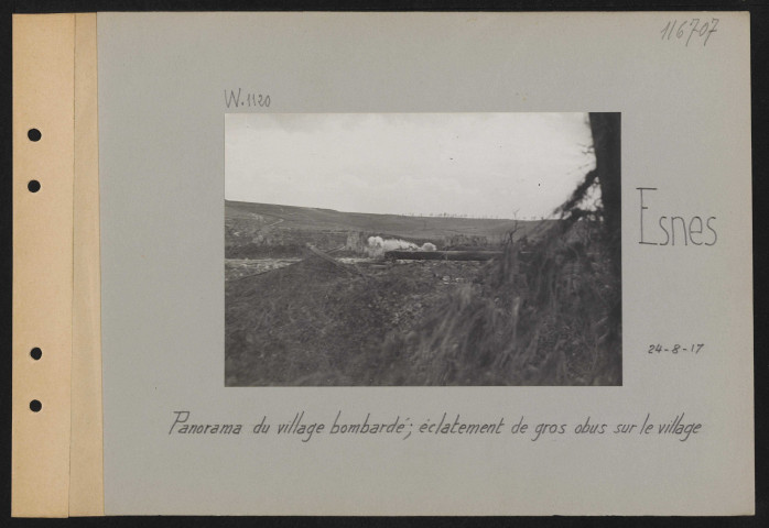 Esnes. Panorama du village bombardé ; éclatement de gros obus sur le village