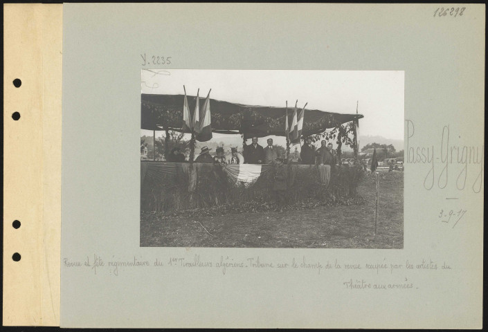 Passy-Grigny. Revue et fête régimentaire du 1er tirailleurs algériens. Tribune sur le champ de la revue, occupée par les artistes du théâtre aux armées