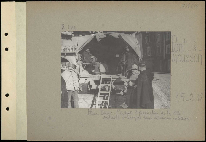 Pont-à-Mousson. Place Duroc. Pendant l'évacuation de la ville : vieillards embarqués dans un camion militaire