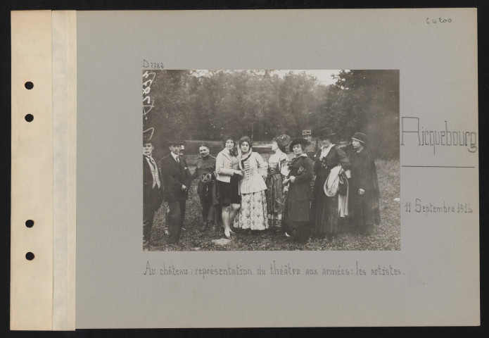 Ricquebourg. Au château : représentation du théâtre aux armées : les artistes
