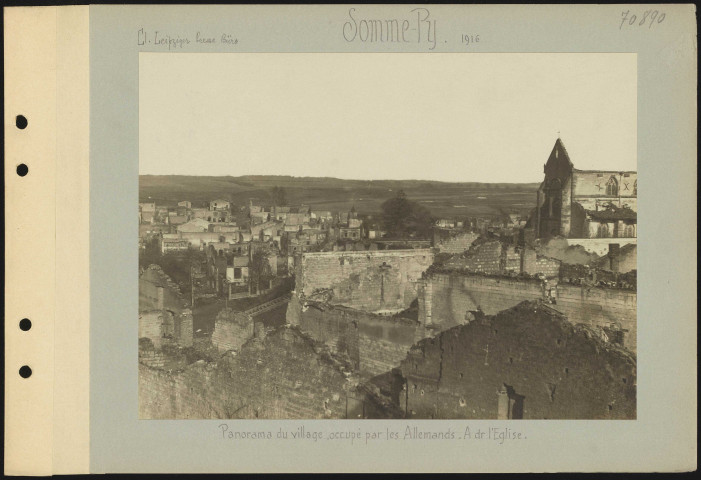 Somme-Py. Panorama du village occupé par les Allemands. À droite, l'église