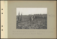 Arches. Revue de la 77e division d'infanterie par le général Pétain. Le général décore un sergent de chasseurs alpins de la Médaille Militaire