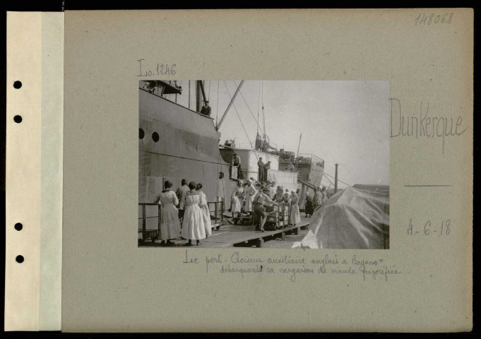 Dunkerque. Le port. Croiseur auxiliaire anglais "Bayano" débarquant une cargaison de viande frigorifiée