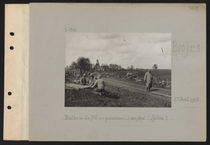 Broyes (Servillers). Batterie de 75 en position (au fond l'église)