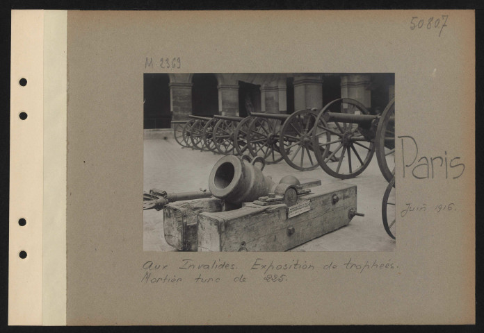 Paris. Aux Invalides. Exposition de trophées. Mortier turc de 225