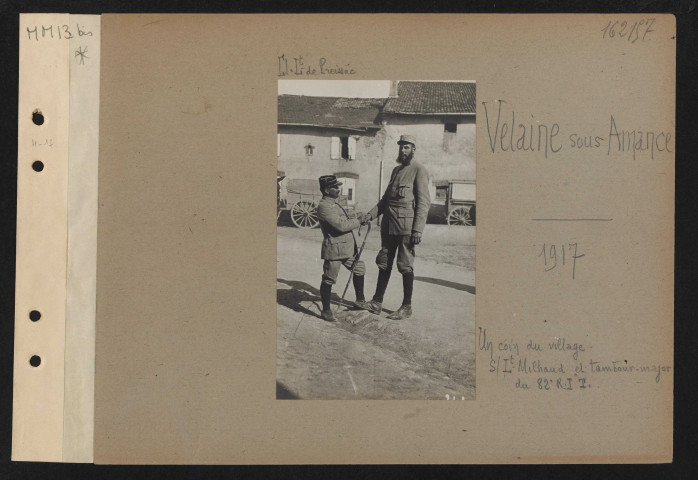 Velaine-sous-Amance. Un coin du village. Sous-lieutenant Milhaud et tambour-major du 82e RIT