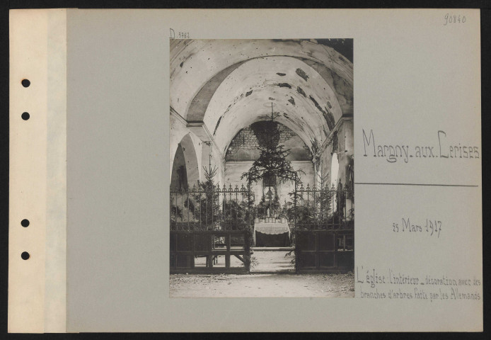 Margny-aux-Cerises. L'église : l'intérieur, décoration avec des branches d'arbres faite par les Allemands
