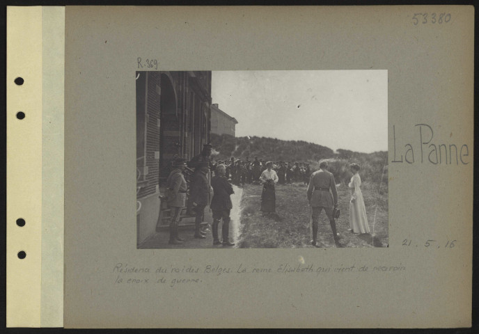 La Panne. Résidence du roi des Belges. La reine Elisabeth qui vient de recevoir la croix de guerre