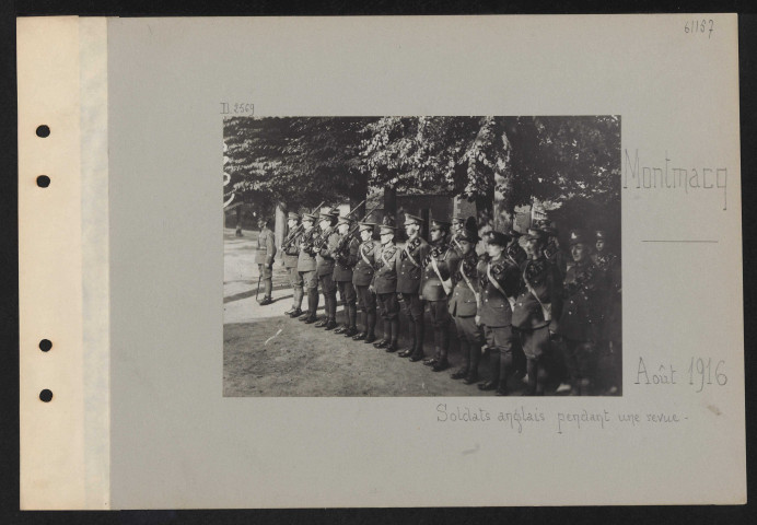 Montmacq. Soldats anglais pendant une revue