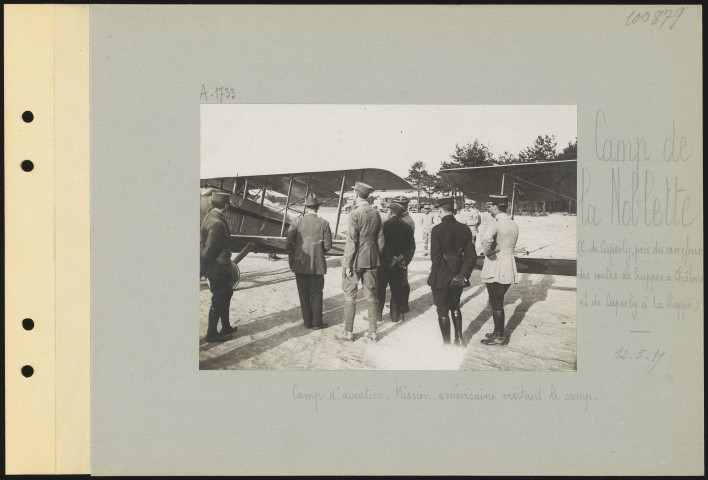 Camp de la Noblette (est de Cuperly, près du carrefour des routes de Suippes à Châlons et de Cuperly à La Cheppe). Camp d'aviation. Mission américaine visitant le camp