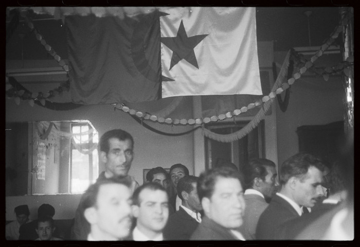 Jean-Paul Sartre, Simone de Beauvoir et autres personnalités devant l'Hôtel Continental le jour de l'Indépendance de l'Algérie