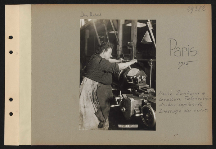 Paris. Usine Panhard et Levassor. Fabrication d'obus explosifs. Dressage du culot