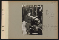 Paris. Usine Panhard et Levassor. Fabrication d'obus explosifs. Dressage du culot