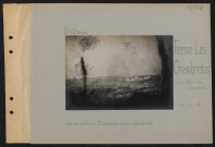 Ferme Les Chambrettes (ouest du Bois des Caurières). Près de la ferme. Éclatements d'obus allemands