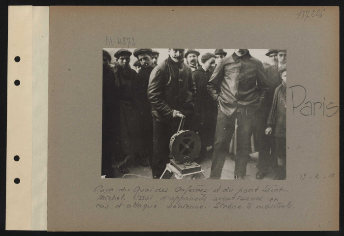 Paris. Coin du quai des orfèvres et du pont Saint-Michel. Essai d'appareils avertisseurs en cas d'attaques aérienne. Sirène à manivelle