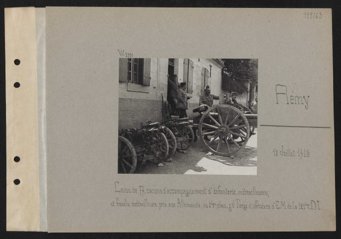 Rémy. Canon de 77. Canons d'accompagnement d'infanterie, mitrailleuses et fusils mitrailleurs pris aux Allemands ; au 2e plan, général Targe et officiers d'EM de la 121e DI