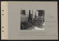 Rémy. Canon de 77. Canons d'accompagnement d'infanterie, mitrailleuses et fusils mitrailleurs pris aux Allemands ; au 2e plan, général Targe et officiers d'EM de la 121e DI