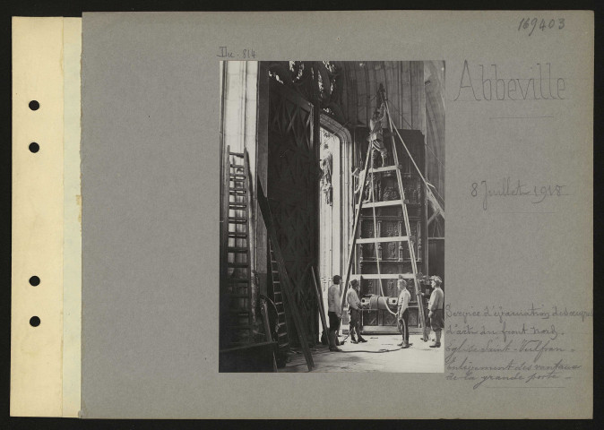 Abbeville. Service d'évacuation des œuvres d'art du front nord. Eglise Saint-Vulfran : enlèvement des vantaux de la grande porte
