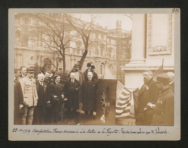 Manifestation franco-américaine à la statue de La Fayette. Remise d'une palme par monsieur Scharp