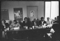 Une réunion. À l'Elysée, la passation de pouvoir : Valéry Giscard d'Estaing salue François Mitterrand
