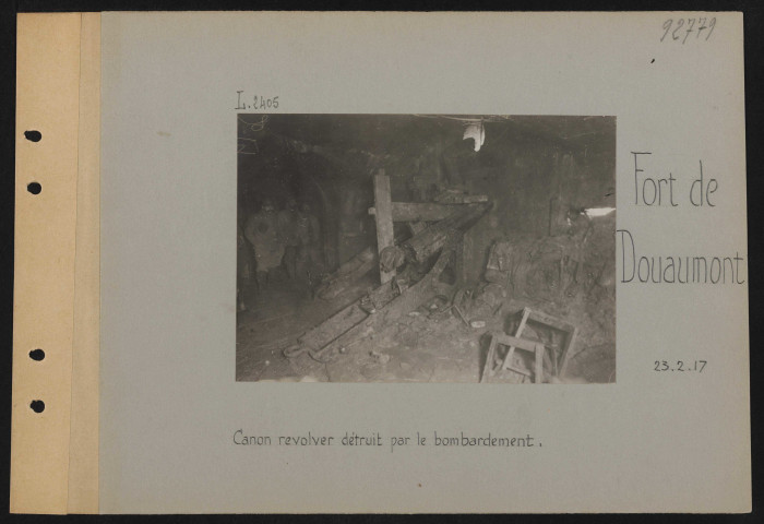 Fort de Douaumont. Canon-revolver détruit par le bombardement