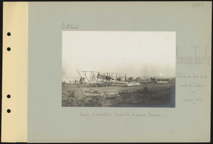 Somme-Tourbe (près et au bord de la route de Suippes). Camp d'aviation. Escadrille d'avions Farman